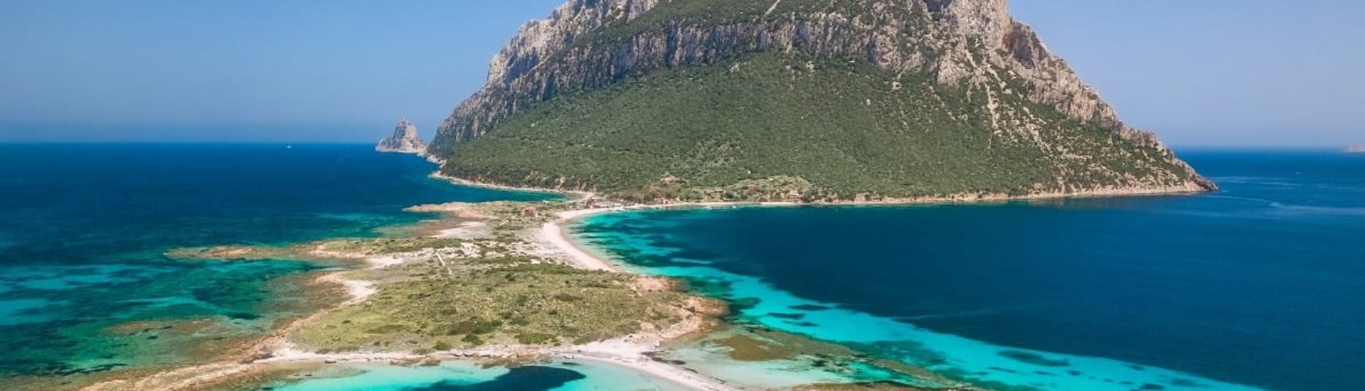 Vista de la isla de Tavolara desde el mar durante la excursión en barco RIB a la isla de Tavolara con esnórquel con DST Sardegna Golfo Aranci.