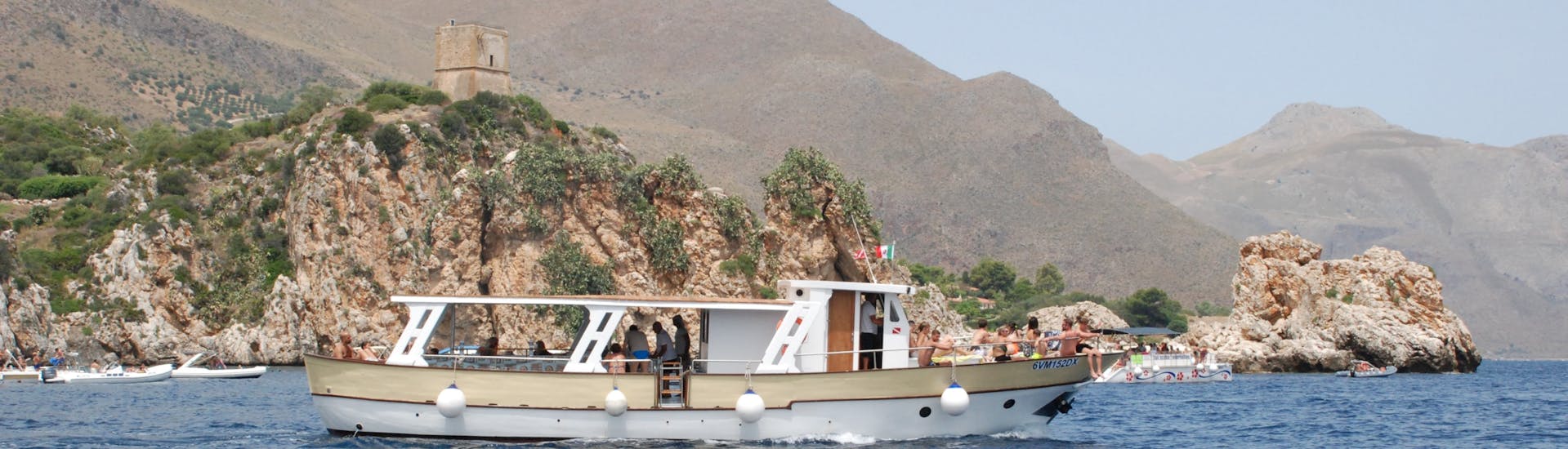 Le bateau de Primero naviguant lors de la Balade en bateau à la réserve naturelle du Zingaro et aux Faraglioni di Scopello avec Apéritif & Snorkeling avec Primero San Vito Lo Capo.