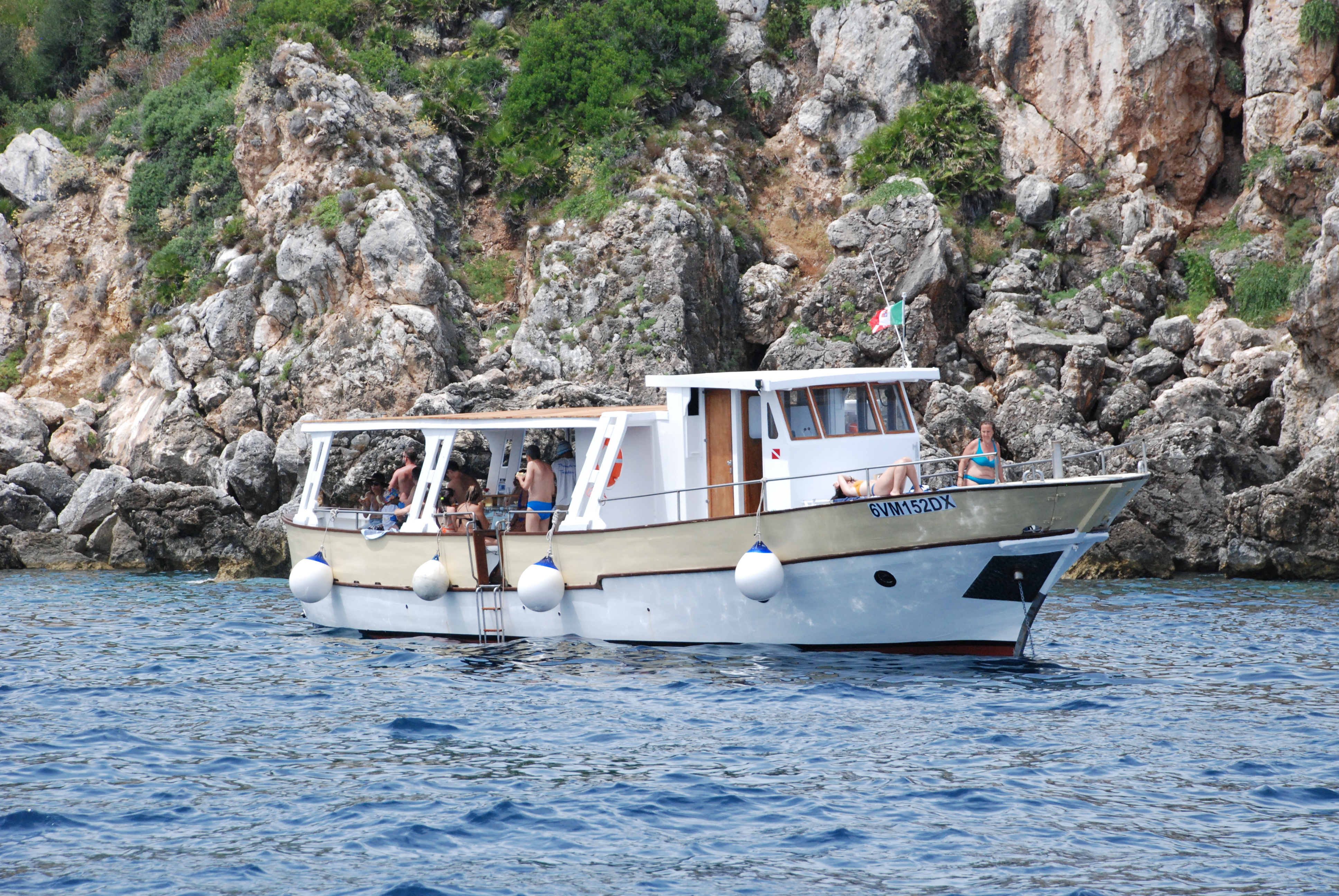 El barco de Primero navegando durante el paseo en barco a la Riserva dello Zingaro y los Faraglioni de Scopello con Apéritif & Snorkeling con Primero.