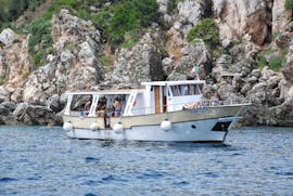 El barco de Primero navegando durante el paseo en barco a la Riserva dello Zingaro y los Faraglioni de Scopello con Apéritif & Snorkeling con Primero.