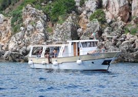 El barco de Primero navegando durante el paseo en barco a la Riserva dello Zingaro y los Faraglioni de Scopello con Apéritif & Snorkeling con Primero.