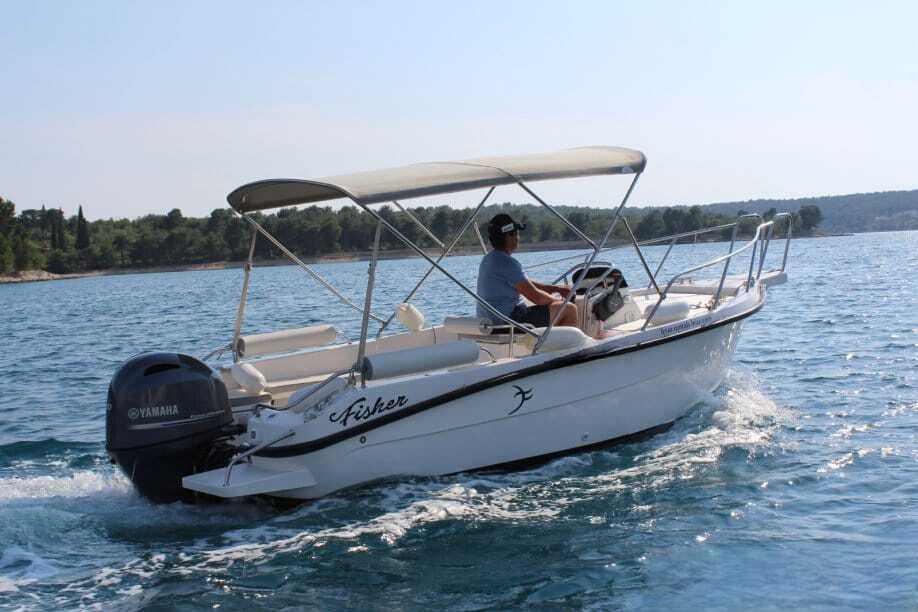 Person fährt ein Boot vom Bootsverleih in Umag (bis zu 7 Personen) mit Blue Gem Umag.