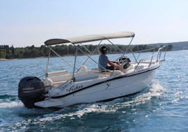 Person drives a boat of Boat Rental in Umag (up to 7 people) with Blue Gem Umag.