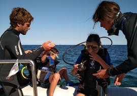 People trying the diving equipment during the Discover Scuba Diving in Capo Carbonara Reserve from Villasimius with SubAquaDive Villasimius.