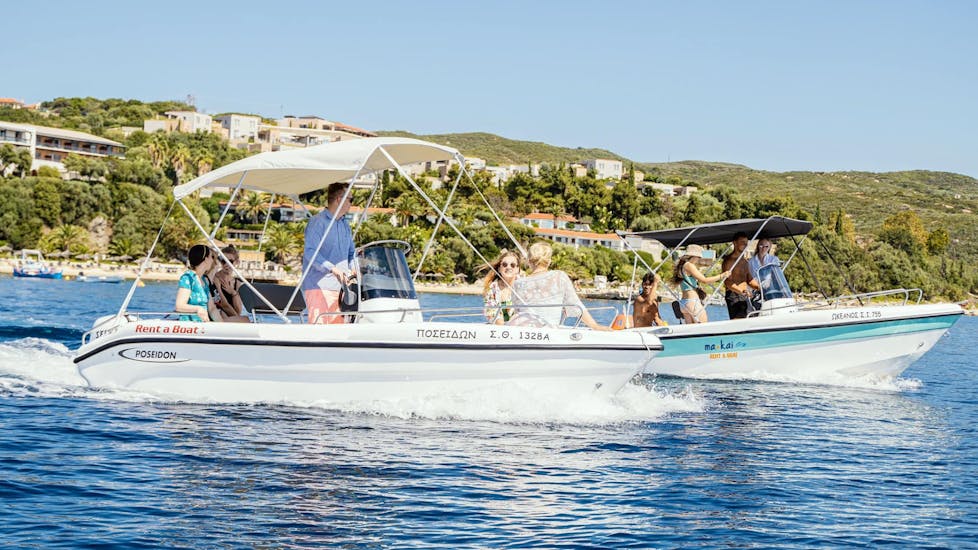 Persone che si divertono sulle barche durante la  Gita in barca privata al Monte Athos da Ouranoupoli con snorkeling.