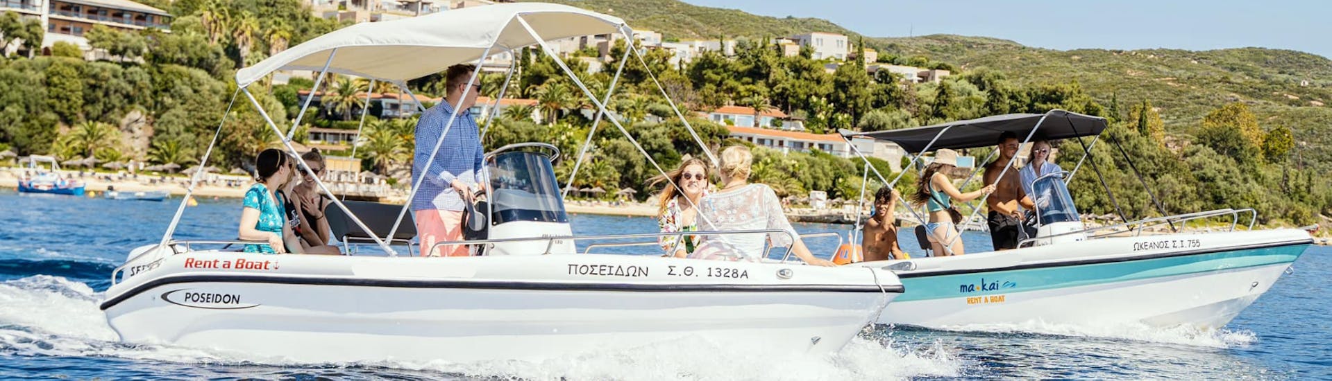 Persone che si divertono sulle barche durante la  Gita in barca privata al Monte Athos da Ouranoupoli con snorkeling.