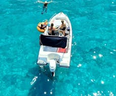 La barca effettua una sosta per nuotare durante la Gita in barca privata ad Ammouliani da Ouranoupoli con snorkeling con Poseidon Water Sports Ouranoupoli.
