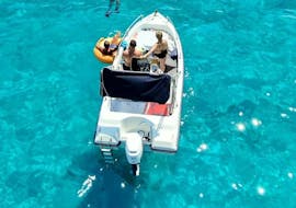 Le bateau fait un arrêt baignade lors de la Balade privée en bateau à l'île d'Ammouliani depuis Ouranoupoli avec Snorkeling avec Poseidon Watersports Ouranoupoli.