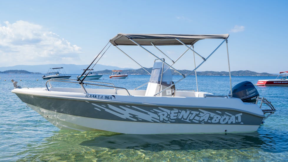 Vista del Poseidonas durante il Noleggio barca a Ouranoupoli (fino a 5 persone) senza patente con Poseidon Water Sports Ouranoupoli.
