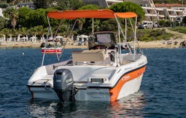 La nostra imbarcazione vi aspetta vicino alla costa per il Noleggio barca a Ouranoupoli (fino a 6 persone) senza patente con Poseidon Water Sports Ouranoupoli.