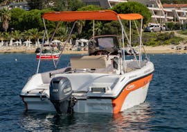 La nostra imbarcazione vi aspetta vicino alla costa per il Noleggio barca a Ouranoupoli (fino a 6 persone) senza patente con Poseidon Water Sports Ouranoupoli.