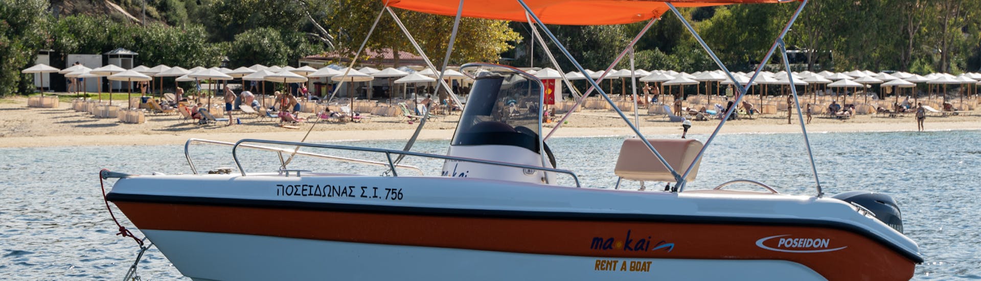 La nostra imbarcazione in acqua per il Noleggio barca a Ouranoupoli (fino a 6 persone) senza patente con Poseidon Water Sports Ouranoupoli.
