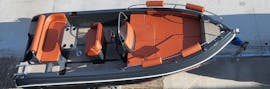 L'imbarcazione che si può noleggiare durante il  Noleggio barca a Ouranoupoli (fino a 8 persone) senza patente con Poseidon Water Sports Ouranoupoli.