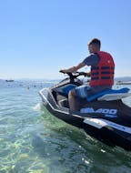 Un giovane su una moto d'acqua durante l'attività Moto d'acqua a Ouranoupoli in Calcidica con Poseidon Water Sports Ouranoupoli.
