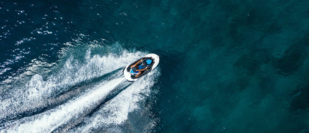 Veduta aerea di una moto d'acqua che procede a tutta velocità durante Moto d'acqua a Ouranoupoli in Calcidica con Poseidon Water Sports Ouranoupoli.