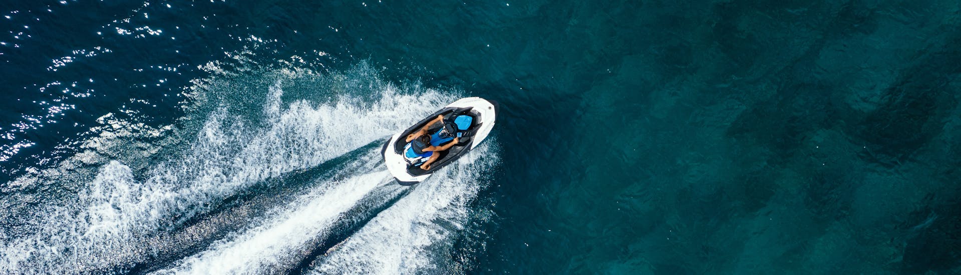 Veduta aerea di una moto d'acqua che procede a tutta velocità durante Moto d'acqua a Ouranoupoli in Calcidica con Poseidon Water Sports Ouranoupoli.