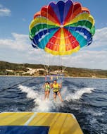 Un padre e sua figlia si divertono come matti durante il Parasailing a Ouranoupoli in Calcidica con Poseidon Water Sports Ouranoupoli.
