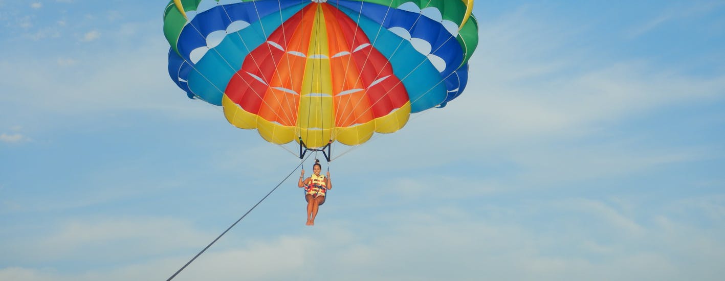 Una ragazza in cielo durante il  Parasailing a Ouranoupoli in Calcidica con Poseidon Water Sports Ouranoupoli.