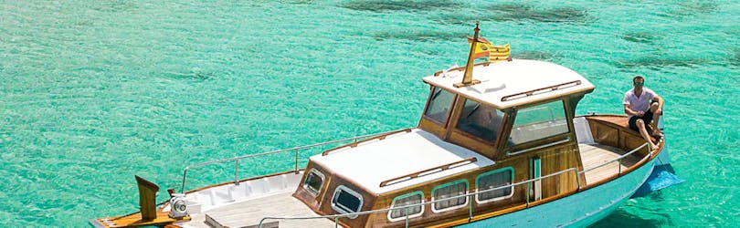 Gita privata in barca da Portinatx a Cala Xarraca  e bagno in mare con Nautipic Ibiza.