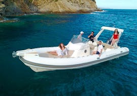Algunas personas disfrutando de un paseo en barco privado con snorkel en Ibiza con Nautipic Ibiza.