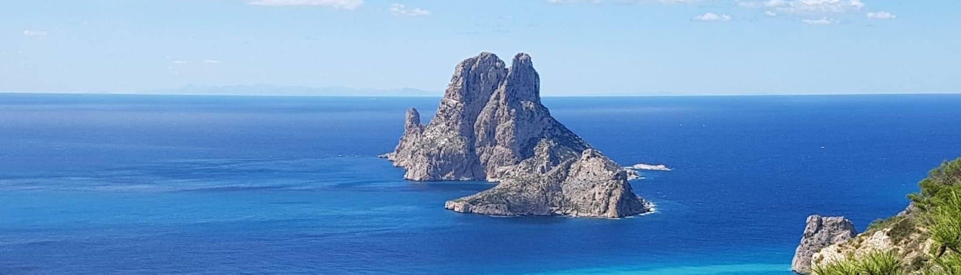 Algunas personas disfrutando de un paseo en barco privado con snorkel en Ibiza con Nautipic Ibiza.