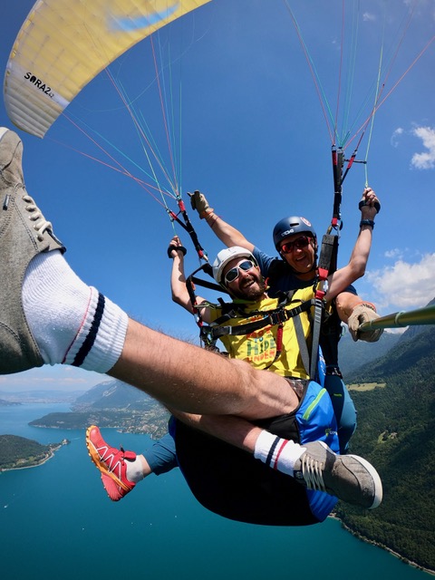 Una persona e il suo istruttore durante il Volo termico in parapendio biposto sul lago di Annecy da Doussard con K2 Outdoor Annecy.