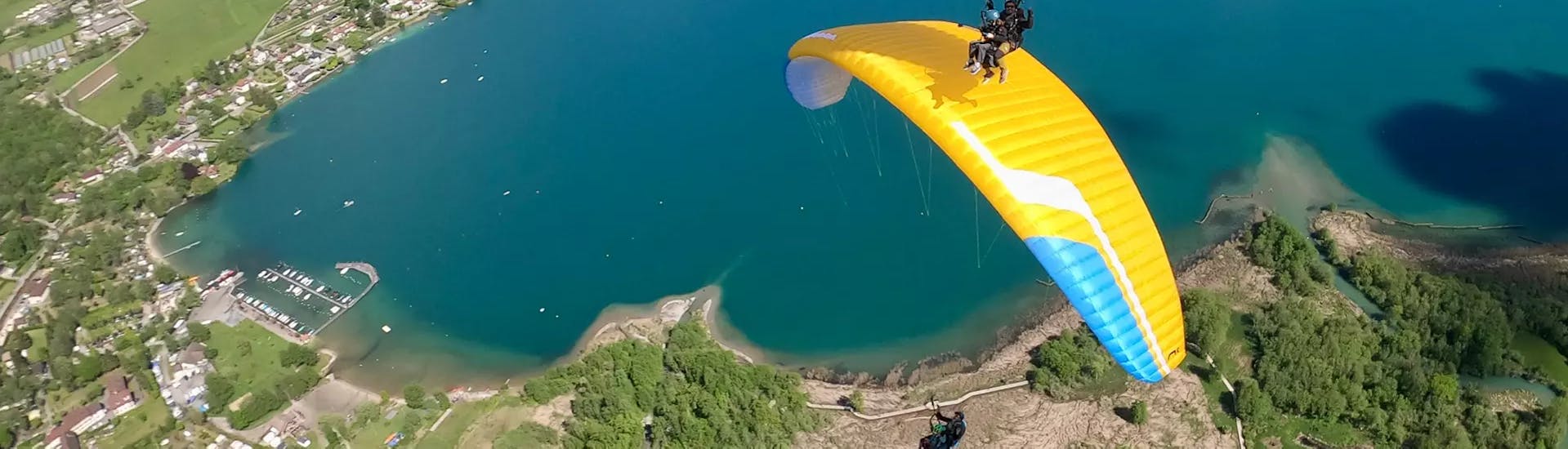 Thermisches Tandem-Paragliding am Lac d'Annecy ab Doussard.