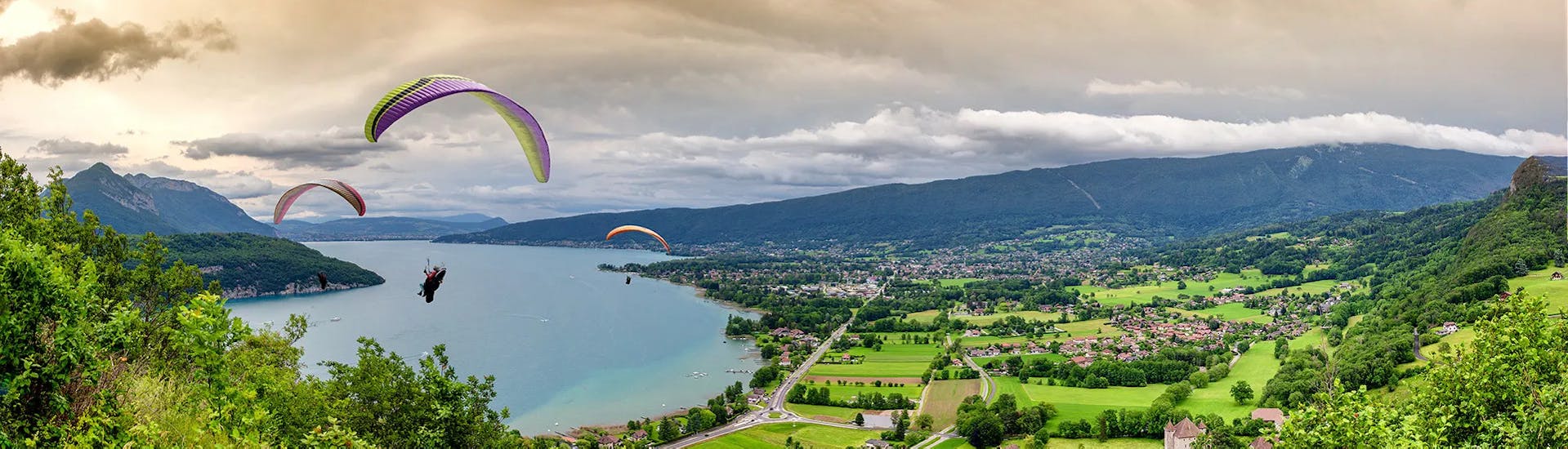 Tandem-Paragliding über dem Lac d'Annecy - Akrobatikflug.