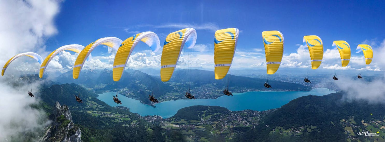 Paragliding over Lake Annecy during the tandem paragliding over Lake Annecy - Performance.
