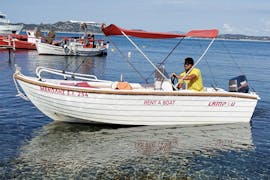 Einer unserer Guides fährt das Boot, während des Bootsverleihs in Ouranoupoli (bis zu 5 Personen) - Ammouliani & Drenia Inseln mit Rent a Boat Lampou.