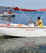 Uno de nuestros instructores está conduciendo el barco disponible durante el alquiler de barcos en Ouranoupoli (hasta 5 personas) sin licencia con Rent a Boat Lampou.