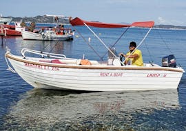 Einer unserer Guides fährt das Boot, während des Bootsverleihs in Ouranoupoli (bis zu 5 Personen) - Ammouliani & Drenia Inseln mit Rent a Boat Lampou.
