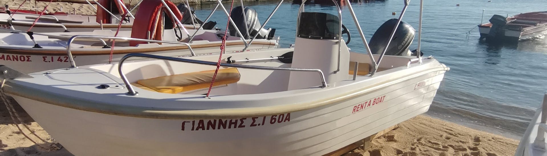 De boot ligt op het strand tijdens de Bootverhuur in Ouranoupoli (tot 5 personen) zonder Licentie met Rent a Boat Lampou.