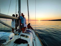 Das Boot von Morgana Sailing Leuca navigiert während der Segeltour bei Sonnenuntergang ab Santa Maria di Leuca mit Aperitif & Schwimmen mit Morgana Sailing Leuca.