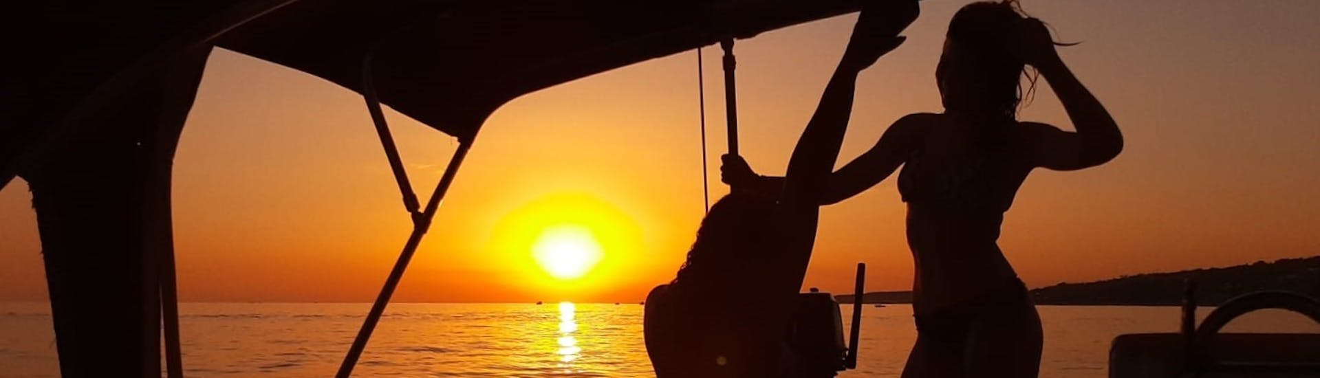 Coucher de soleil pendant l'excursion en voilier au coucher du soleil depuis Santa Maria di Leuca avec apéritif et arrêt baignade.