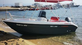 El barco está en la playa durante el Alquiler de Barcos en Ouranoupoli (hasta 6 personas) sin Licencia con Rent a Boat Lampou.