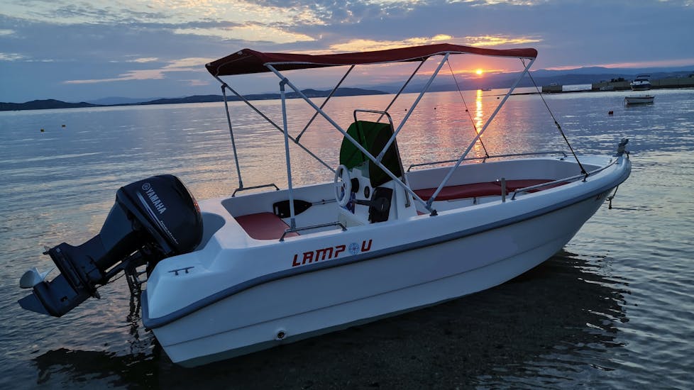 De boot met de prachtige Griekse zonsondergang tijdens de bootverhuur in Ouranoupoli (tot 6 personen) zonder Licentie met Rent a Boat Lampou.