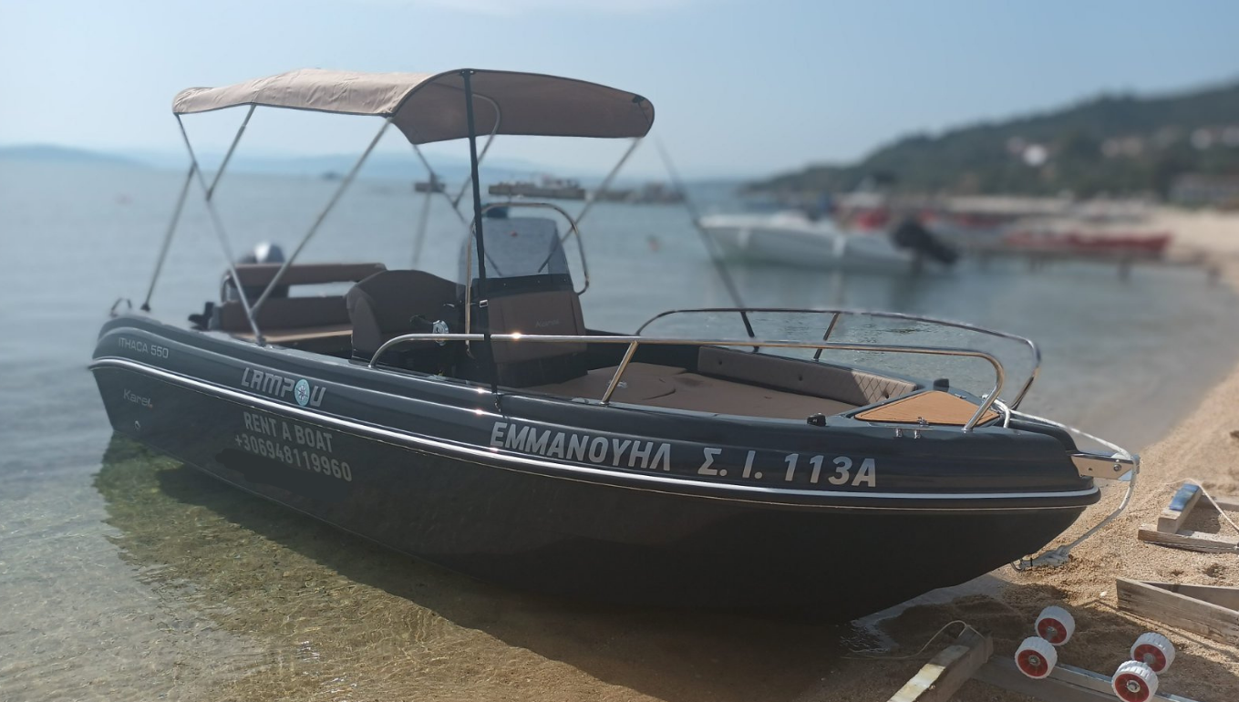 De voorkant van onze grootste boot waar je kunt ontspannen tijdens de bootverhuur in Ouranoupoli (tot 8 personen) zonder licentie met Rent a Boat Lampou.
