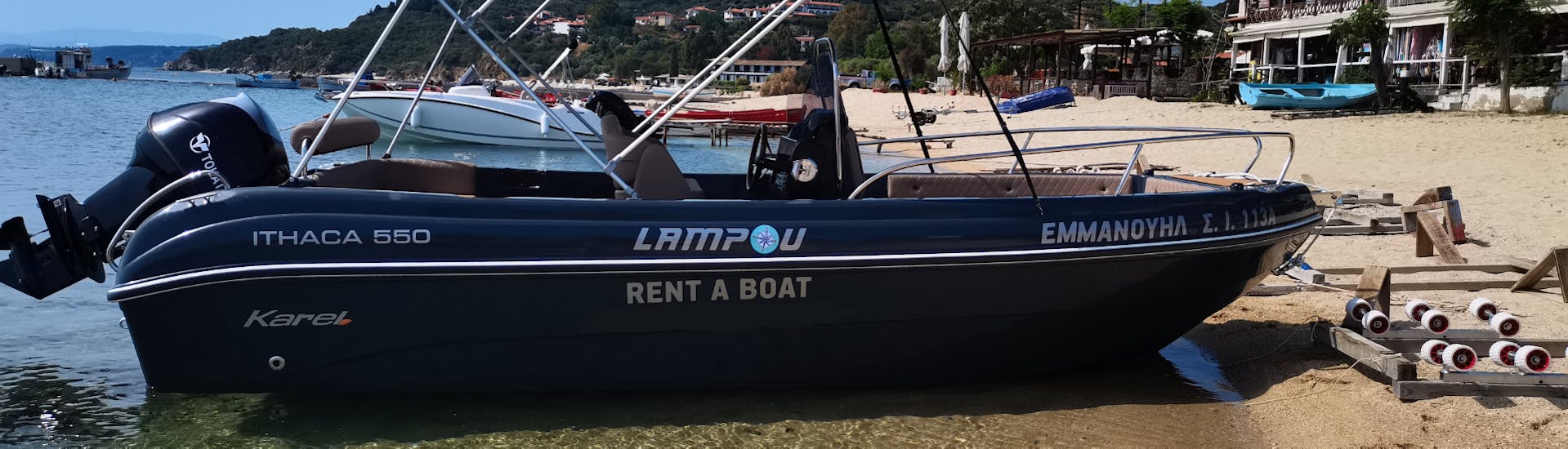 Notre bateau pour 8 personnes vous attend lors de la Location de bateau à Ouranoupoli (jusqu'à 8 personnes) sans Permis avec Rent a Boat Lampou.