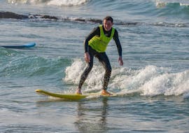 Lezioni private di surf a Ericeira da 12 anni per tutti i livelli con Activity Surf Center Ericeira.