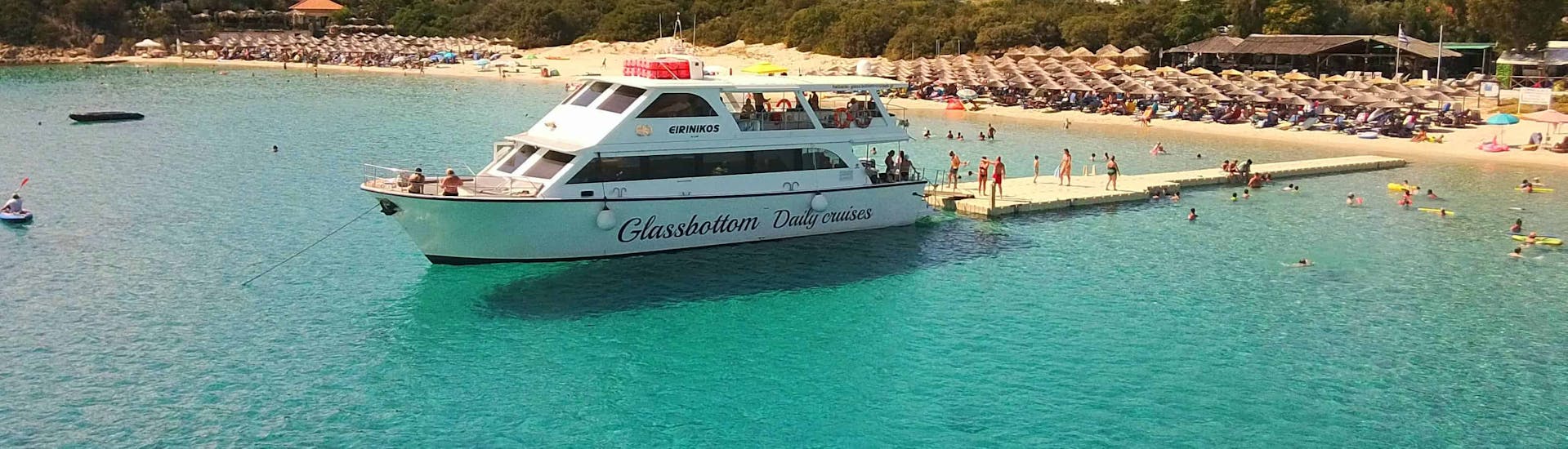 Landschap van Chalkidiki met boten in het blauwe water tussen de eilanden tijdens Boottocht naar Vourvourou en het eiland Ammouliani met Barbecue en snorkelen met Eirinikos Glassbottom Daily & Private Cruises.