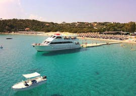 Glassbottom boat in the harbour of Alikes beach in Amouliani with a lot of people on board during Boat Trip to Vourvourou and the Island of Ammouliani with Lunch and Snorkeling with Eirinikos Glassbottom Daily & Private Cruises.