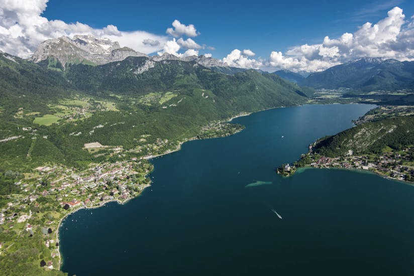 Vista del lago dove si può andare durante il noleggio di mountain bike intorno al lago di Annecy con K2 Outdoor Annecy.