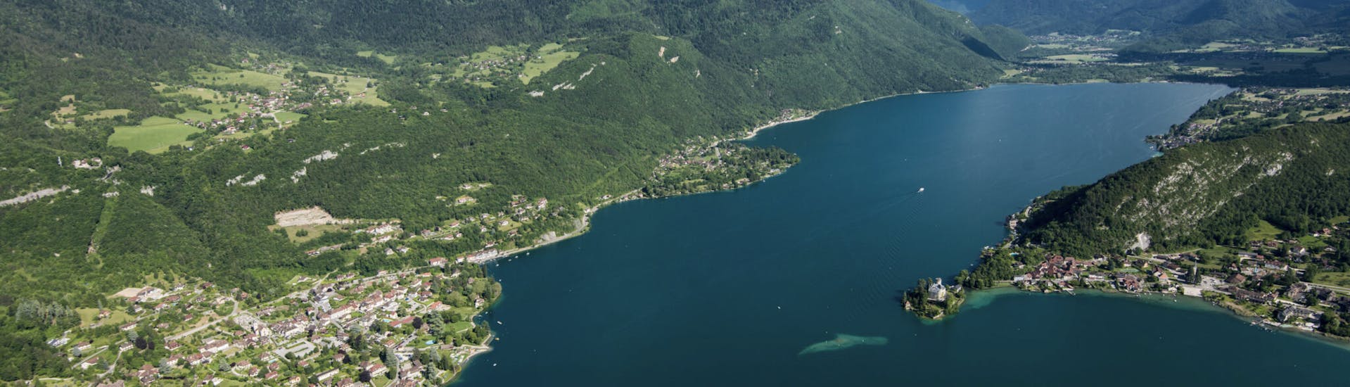 Vista del lago dove si può andare durante il noleggio di mountain bike intorno al lago di Annecy con K2 Outdoor Annecy.