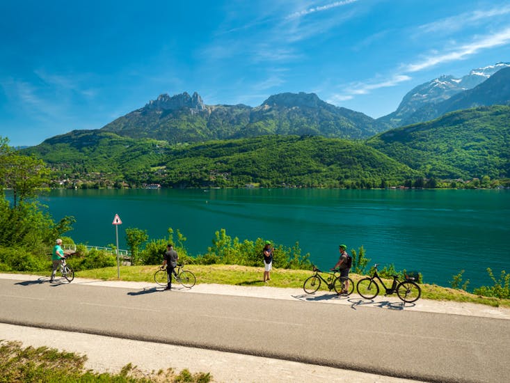 Vista del paesaggio durante il noleggio di biciclette ibride sul lago di Annecy con K2 Outdoor Annecy.