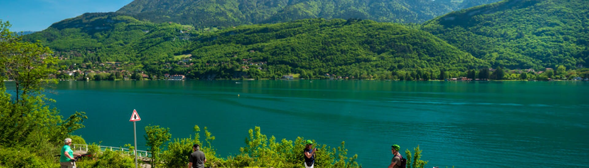 Vista del paisaje durante el alquiler de bicicletas híbridas en el lago de Annecy.
