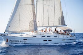 Participantes navegando durante la excursión en velero a la isla de Dia con almuerzo con Sailingtrips.gr Heraklion.