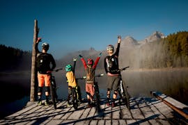 Una famiglia che si diverte durante il noleggio di E-Bike al lago di Annecy con K2 Outdoor Annecy.