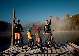 Familles s'amusant durant la location de vélo électrique avec K2 Outdoor Annecy.