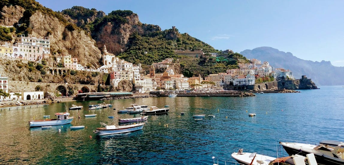 Vista de Positano durante el Paseo en Barco por la Costa Amalfitana con Parada en Amalfi y Positano con Tours & More Sorrento.